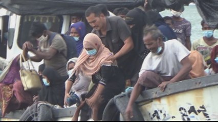 Indonesian community rescues stranded Rohingya refugees