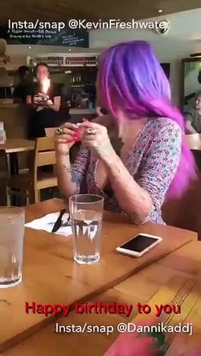 A chaque fois qu'ils vont au resto, il fait la même blague à sa copine... Joyeux anniversaire