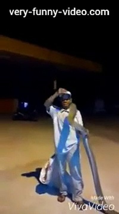 Ce charmeur de serpent joue avec son cobra royal de 3m de long