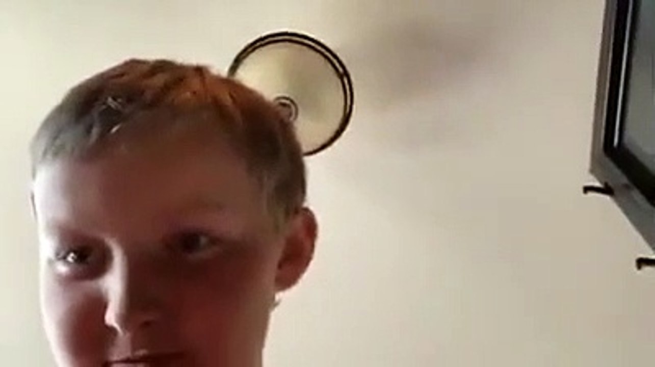 Un enfant met son téléphone au micro-ondes sur Twitch