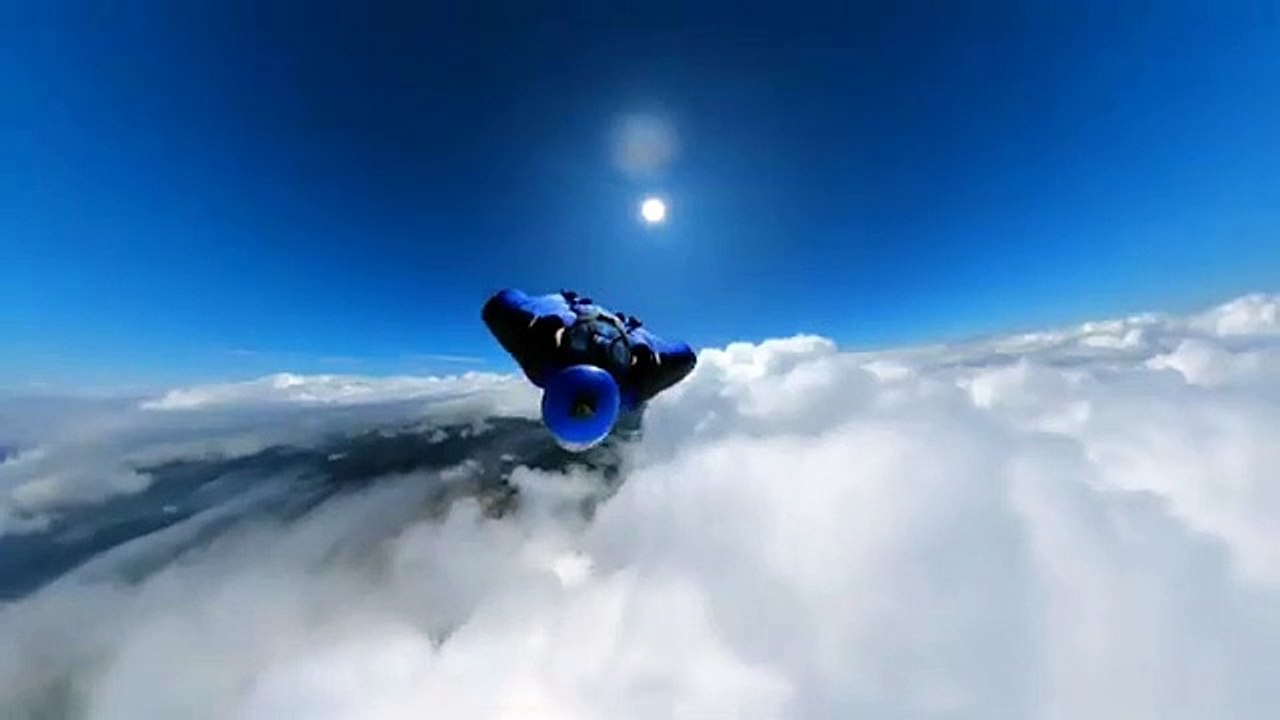 Cet homme vole dans les nuages en WingSuit !