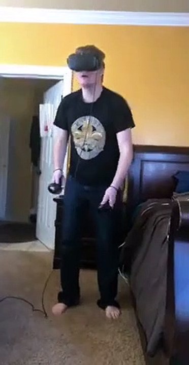 Il se tape l'entre-jambes avec sa manette de jeu vidéo !