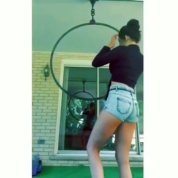 Acrobatie au raz du sol.. heureusement pour elle !