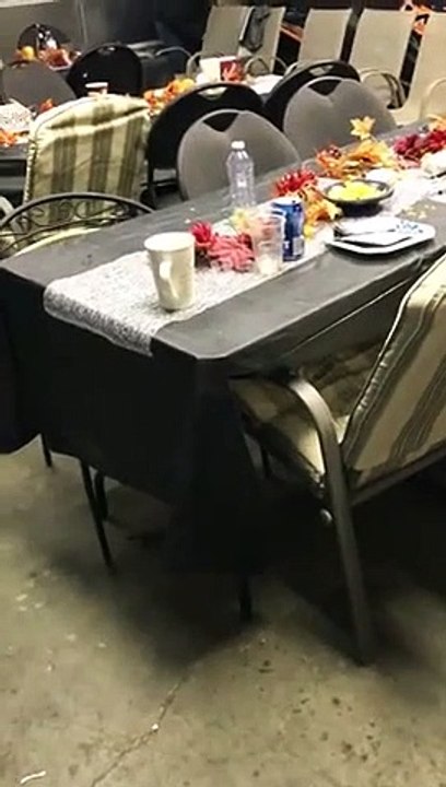 Il tente de sauter PAR DESSUS une chaise LOL