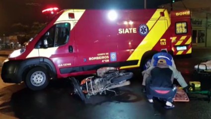 Entregador bate moto contra carro e fica ferido no São Cristóvão