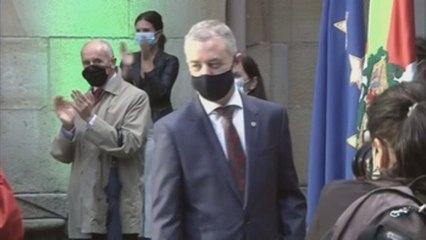 Campaña electoral con mascarilla y sin besos en Galicia y País Vasco