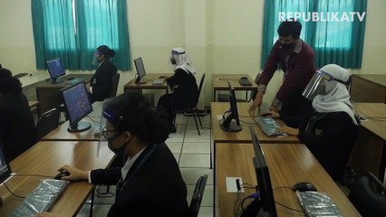 Mengukur suhu tubuh dengan thermogun (ilustrasi)