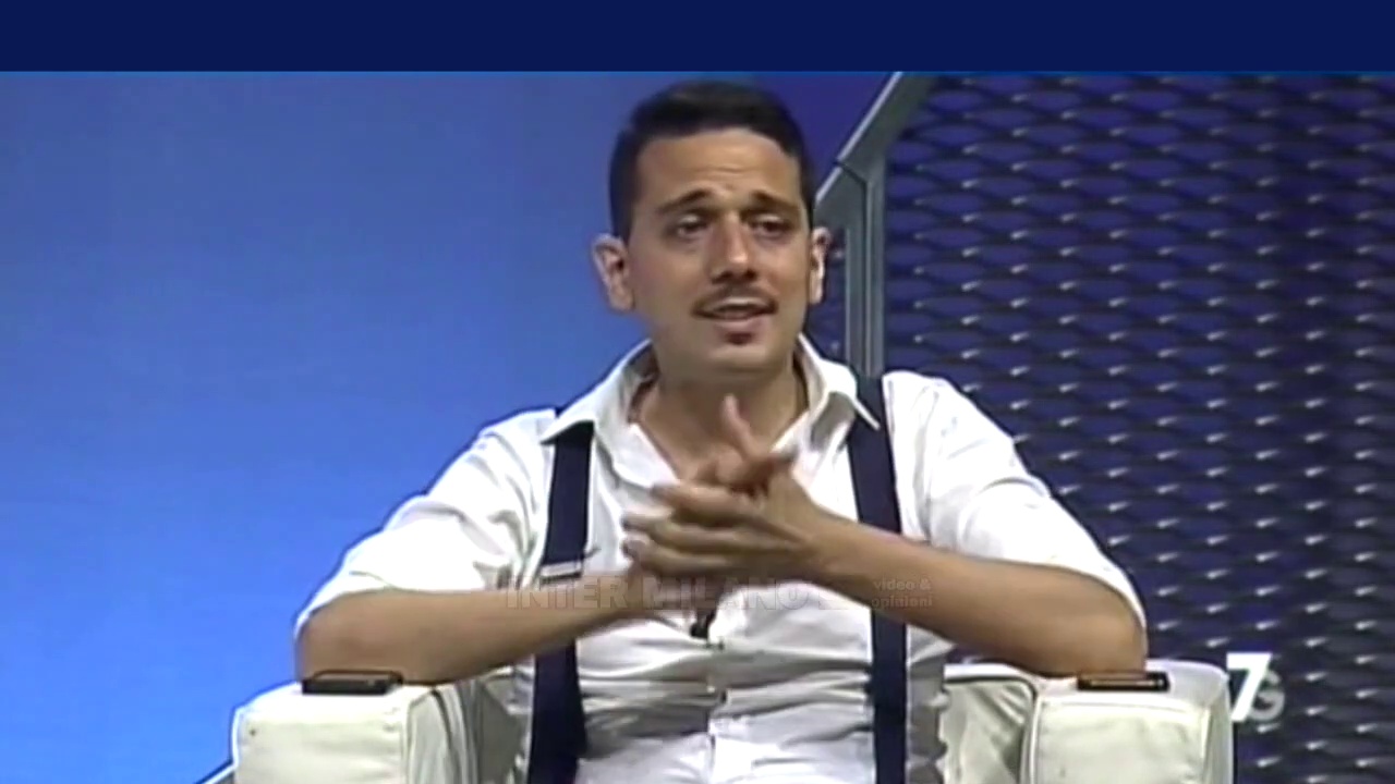 Video LUCA MASTRANGELO: METTERE UN PO' DI PULLMAN DAVANTI ALLA PORTA PER 5 MINUTI NON È VERGOGNOSO.