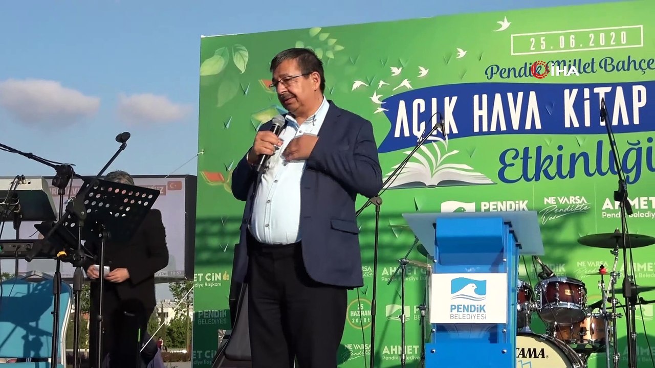 Gençlerin ‘oku’ kareografisi oluşturarak kitap okuması havadan görüntülendi