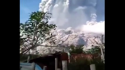 Captan ERUPCIÓN DEL VOLCÁN MERAPI en Indonesia | el Domingo 21 de Junio del 2020