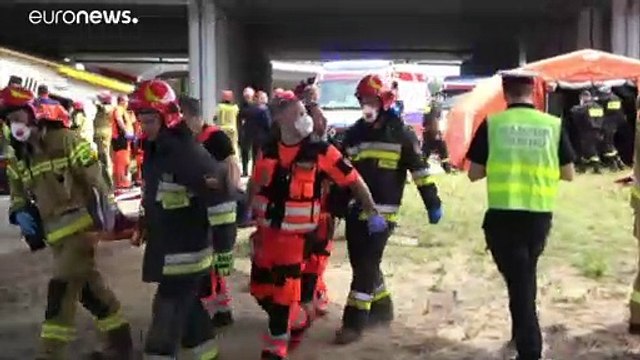 شاهد: حادث مروع لحافلة نقل عام في العاصمة البولندية وارسو يخلف قتيلا وعدة جرحى