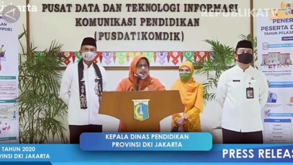 Petugas melayani orang tua siswa di posko Penerimaan Peserta Didik Baru (PPDB) di SMA Negeri 70, Jakarta.