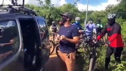 Menino pobre ajudou grupo de ciclistas ao dar pedal da própria bicicleta e é surpreendido dias depois