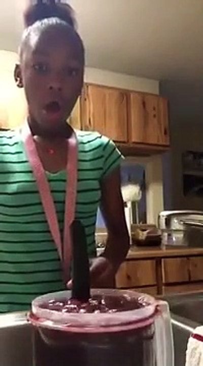 Une enfant prépare une boisson sucrée