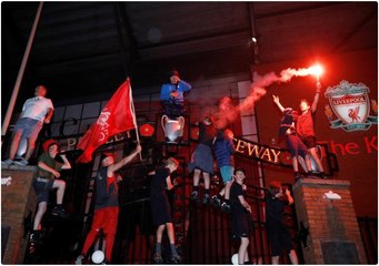 جماهير ليفربول تحتفل بالتتويج بالدوري في الشارع رغم التحذيرات