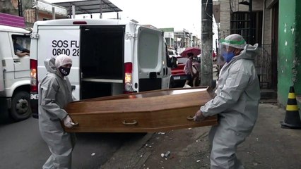 Pastor brasileiro consola familiares de vítimas da Covid-19