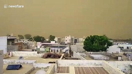 Unexpected sandstorm engulfs city and blocks out the sun in northern India