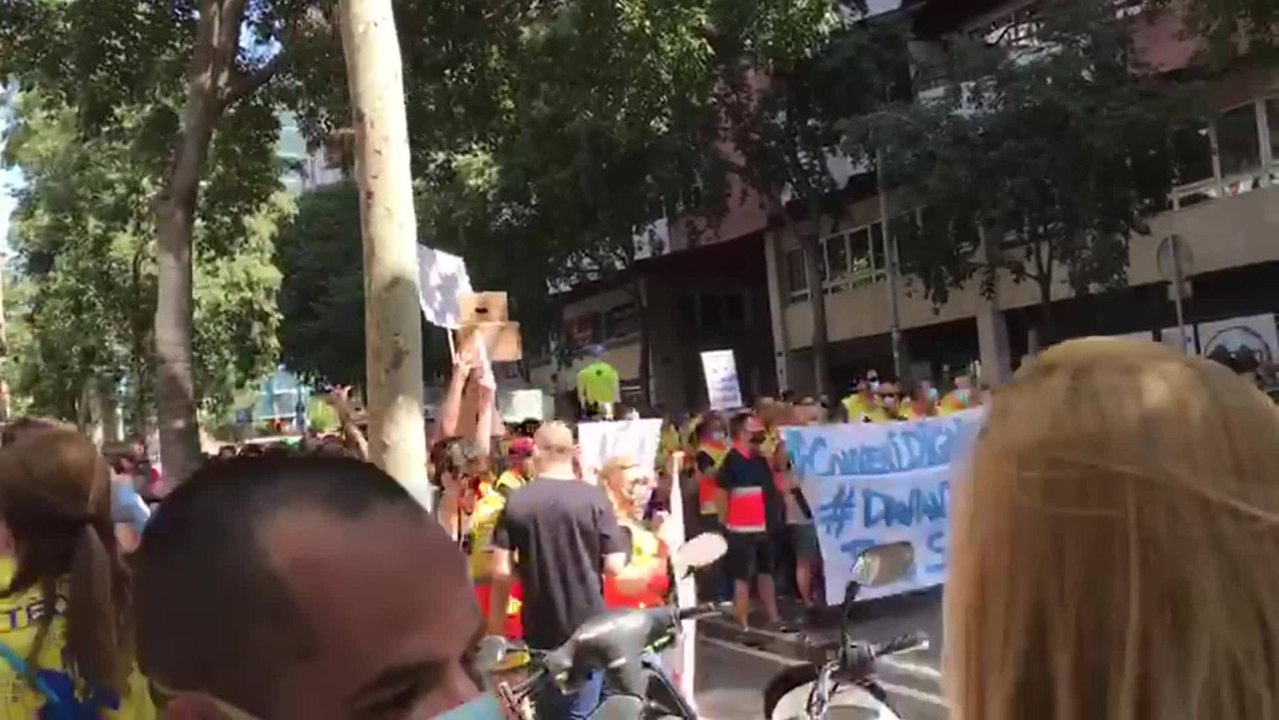 Trabajadores del transporte sanitario privado protestan ante la sede de ERC