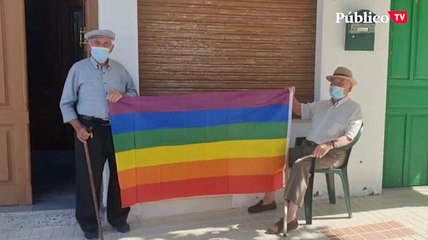 Un pueblo lleno de banderas LGTBI para combatir la homofobia de tres vecinos