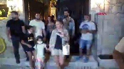 Arkadaşlarıyla çıktığı tatilde maskesiz görülen Demet Akalın: Takmasak da olur