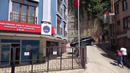 Kontrolden çıkan otomobil havada asılı kaldı, kadın sürücüyü demir parmaklıklar kurtardı