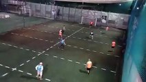 Metegol humano en Rosario para respetar el distanciamiento en el fútbol 5
