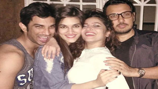 Sushant Ankita के बीच यूं आई Kriti Sanon;Throwback फोटो में दिखा ये सच | FilmiBeat