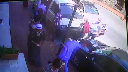 Polise yakalanan kadın bir anda eteğini çıkarttı!