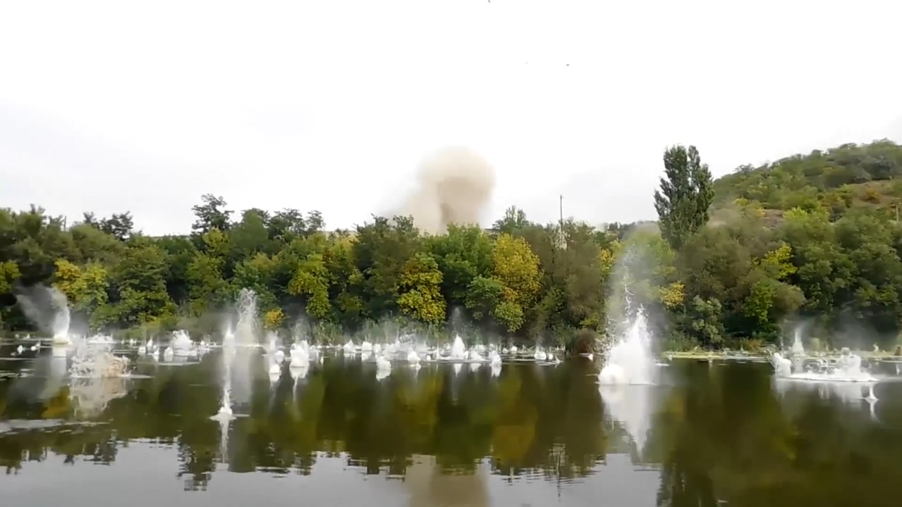 Un homme pêche tranquillement avant de recevoir une pluie de cailloux