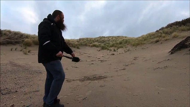 One handed foldable spade throws