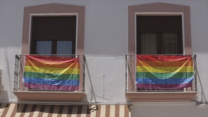 400 banderas gais por todo un pueblo al retirar una el Ayuntamiento