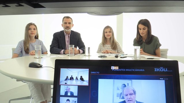 Los Reyes y sus hijas se reúnen con los ganadores de los Premios Princesa de Girona