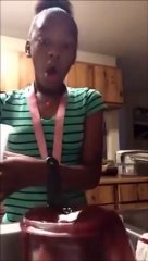 Il veut mettre un peu de sucre dans sa boisson