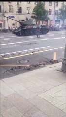 Ce tank détruit une route en faisant demi tour