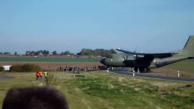 Atterrissage incroyable pour cet avion militaire qui évite le pire