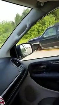 Il se fait doubler par une voiture à qui il manque une roue