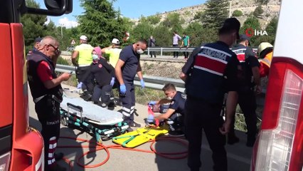 Kontrolden çıkan otomobil orta refüjdeki ağaca çarptı: 3 kişi yaralandı