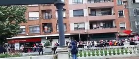 Cientos de vecinos de Sestao (Vox) abuchean el himno español durante un mitin de Vox