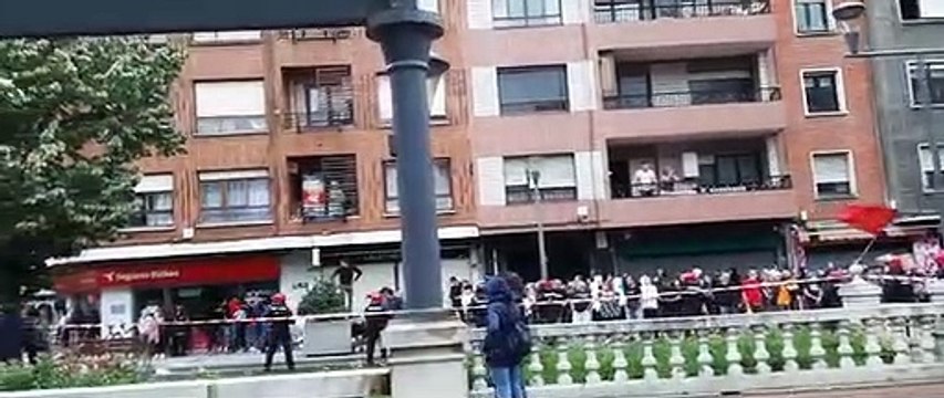 Cientos de vecinos de Sestao (Vox) abuchean el himno español durante un mitin de Vox