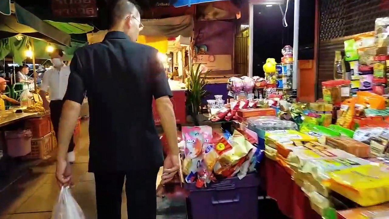 My_Daily_Routine_|_What_I_Eat___VLOG_&_Shopping_In_Food_Street_and_Mall