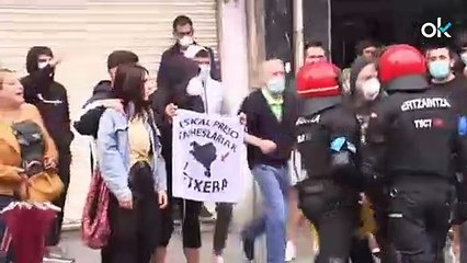 Una diputada de Vox recibe una pedrada en la cara de los proetarras que intentaban reventar el mitin de Sestao