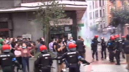 Radicales revientan el primer acto de campaña de VOX en Sestao