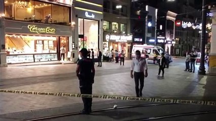 - İstiklal Caddesinde bir kişi eline aldığı bıçak ile etrafa saldırdı. Polis caddeyi kapattı. Polis, kendine zarar veren şahsı ikna etmeye çalışıyor.