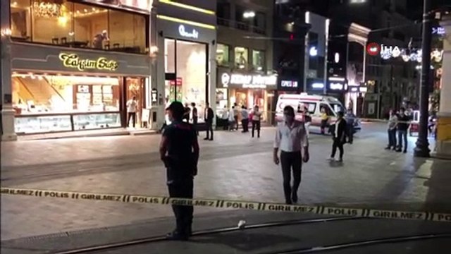 - İstiklal Caddesinde bir kişi eline aldığı bıçak ile etrafa saldırdı. Polis caddeyi kapattı. Polis, kendine zarar veren şahsı ikna etmeye çalışıyor.