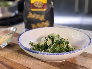 Rotini con pollo en crema de espinacas - Cocina con Conexión- Sonia Ortiz con Juan Farré