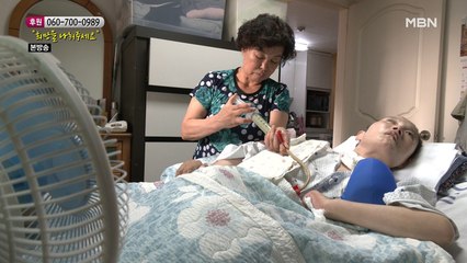 딸에게 건강식을 주는 엄마