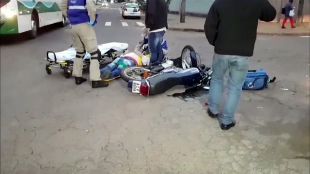 Motociclista fica ferido em batida de trânsito contra caminhonete no São Cristóvão