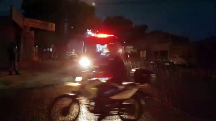Ao evitar colisão contra outra moto, motociclista sofre queda na Avenida Papagaios