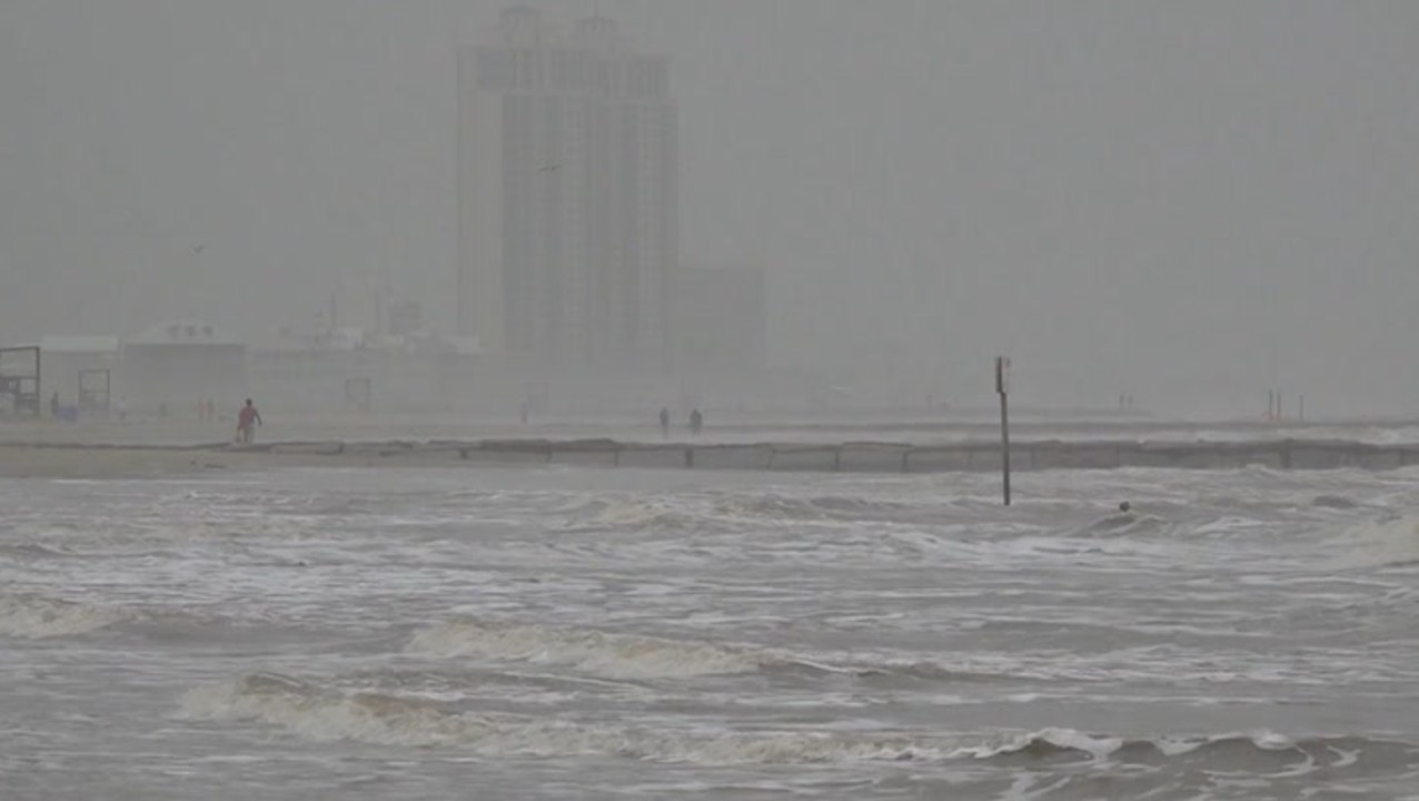 Saharan dust leaves Gulf Coast beaches in a haze