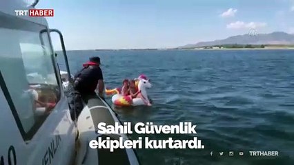 Denizde sürüklenen iki çocuğa Sahil Güvenlik'ten yardım eli